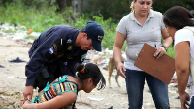 Los parientes llegaron a la escena del crimen donde identificaron a los occisos.