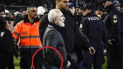 El Presidente del PAOK bajó a amenazar al árbitro con una pistola por anular un gol de su equipo.