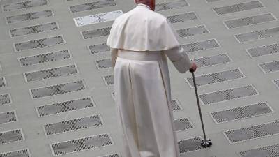 El Papa Francisco llega para recibir en audiencia a los participantes de la Asamblea Plenaria de la Comisión de los Episcopados de la Unión Europea (COMECE) en el Salón Nervi de Vaticano, en Ciudad del Vaticano.