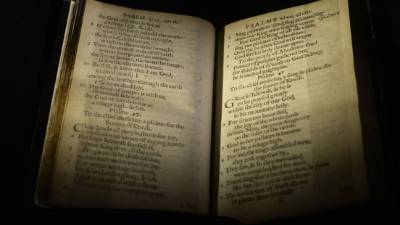 El primer libro impreso en lo que hoy es Estados Unidos fue vendido este martes por casi 14,2 millones de dólares en una subasta en Nueva York, la mayor cifra alcanzada por una obra literaria en un remate, informó la casa Sotheby's. AFP