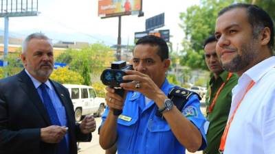 Empresarios de Stalker y Leonel Sauceda durante una prueba del medidor en el bulevar del sur. Foto: Melvin Cubas.