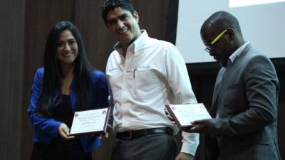 Los expositores Johanna y Esteban Martínez, y Darío Welcome recibieron placas de reconocimiento. Fotos: Melvin Cubas