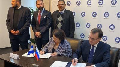 Los hijos de Ortega, Rafael y Laureano junto al ministro de Hacienda, Iván Acosta, la embajadora Alba Torres, y el subdirector de Rosatom, Nikolái Spaski, durante la firma del acuerdo.