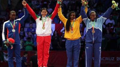 De izquierda a derecha, la cubana Lisbellys Ferran (plata), la mexicana Briseida Acosta (oro), la colombiana Jessica Bravo y la hondureña Keyla Avila (bronces) tras competir en la categoría de mas 73 kg en Taekwondo. Foto EFE