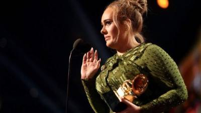La cantante Adele al momento de recibir el premio.