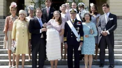 Fotografía oficial del bautizo en la que aparecen los abuelos y padrinos de Leonore.