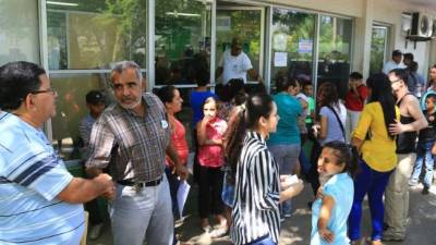 Usuarios hacen fila fuera del RNP.