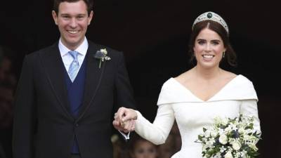 La monarquía británica se enfrenta a un nuevo escándalo que resultará familiar para muchos: Jack Brooksbank, el esposo de la princesa Eugenia, nieta de la soberana Isabel II, fue sorprendido el pasado fin de semana a bordo de un barco en Capri muy bien acompañado por varias mujeres, entre las que se encontraba una atractiva rubia que no dudó en quitarse la parte de arriba del bikini para broncearse.