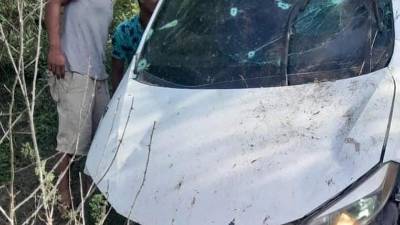 El vehículo tenía varias perforaciones de bala en el frontal.