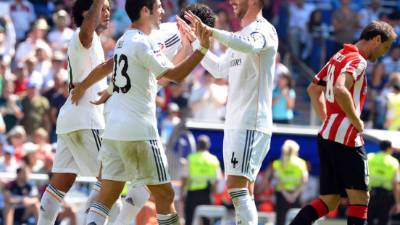 Isco Alarcón es felicitado por Sergio Ramos y Marcelo tras marcar su primer gol del partido.
