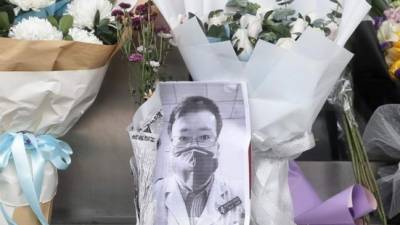 Li Wenliang, oftalmólogo de 33 años, falleció ayer en el Hospital Central de Wuhan, después de que el pasado 1 de febrero anunciase que había sido contagiado del virus tras haber atendido semanas antes a una mujer afectada de glaucoma.