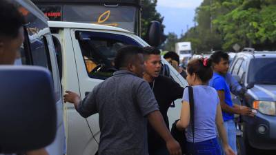 Sumado a los buses y carros mal estacionados, los empleados corren riesgo de ser atropellados en ese sitio.