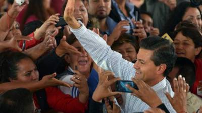 Peña Nieto fue recibido por sus partidarios durante un evento en el estado de Michoacán.