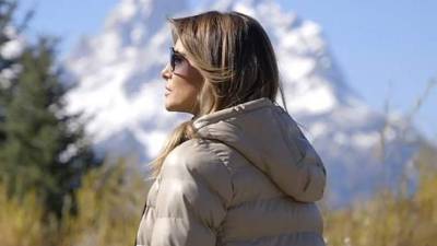 La primera dama de Estados Unidos, Melania Trump, reapareció en público tras el último escándalo protagonizado por su esposo, el presidente Donald Trump, que enfrenta una investigación que puede terminar en un juicio político.