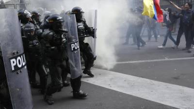 Personas se enfrentan con la Policía durante una protesta el jueves en Bogotá (Colombia).