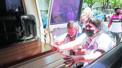 El lamentable hecho ocurrió en <b>Támara</b> el pasado 20 de junio. Familiares lloran al recibir uno de los cuerpos.