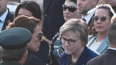 Fotografía muestra a la presidenta Xiomara Castro saludando a Laura Dogu, embajadora de Estados Unidos en Honduras.