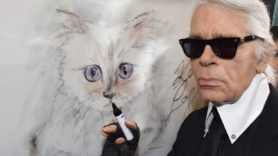 Karl Lagerfeld posa junto a una pintura de su gata Choupette- Foto archivo AFP