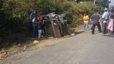 El vehículo que atropelló a la mujer volcó.