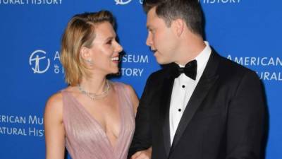 Scarlett Johansson y su novio Colin Jost. Foto: AFP.