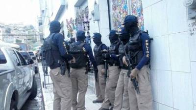 Agentes de la Fuerza Nacional Antiexgtorsión.