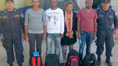 Los eritreos caminaban por las calles de una colonia de Choluteca.