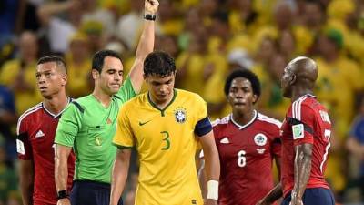 Thiago Silva al momento de ser amonestado por el árbitro Carlos Velasco Carballo.