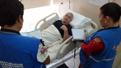 Fotografía cedida por la Procuraduría de Derechos Humanos, muestra al expresidente Otto Pérez Molina (c), quien se encuentra ingresado en un hospital privado en la ciudad de Guatemala (Guatemala). EFE