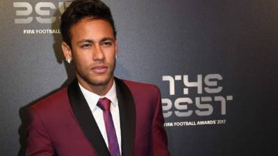 EPA5094. LONDRES (REINO UNIDO), 23/10/2017.- El delantero brasileño del París Saint-Germain Neymar, nominado a mejor jugador de la temporada posa a su llegada a los premios FIFA 'The Best' 2017, celebrados en el London Palladium, en Londres (Reino Unido) hoy, 23 de octubre de 2017. EFE/ Facundo Arrizabalaga