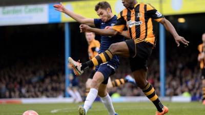 Maynor Figueroa disputa el balón con Will Atkinson del Southend United.