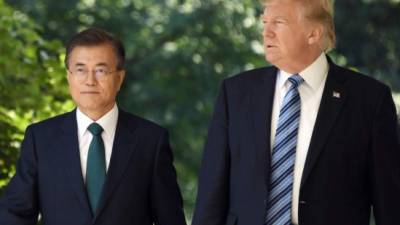 Trump camina junto al presidente surcoreano, Moon Jae-in, en una imagen de archivo tomada durante la visita de Moon a Estados Unidos en junio de 2017