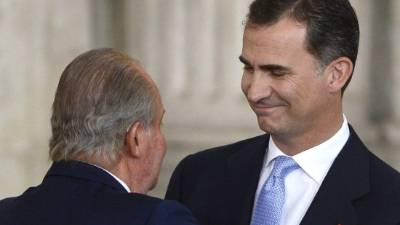 Felipe VI de Borbón junto a su padre don Juan Carlos.