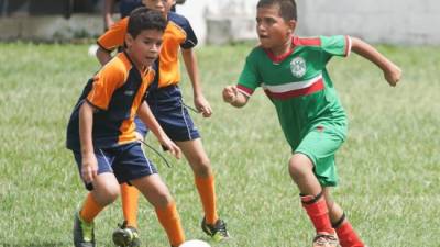 Wili (derecha) supera con elegancia a dos rivales en un partido del Marathón contra Inmude.