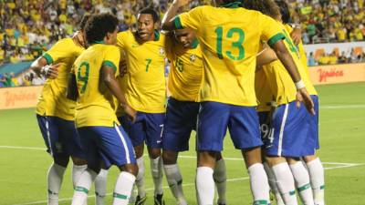 Brasil le hará un homenaje a Mandela con un amistoso contra Sudáfrica.