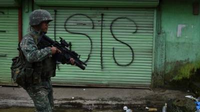 Un infante de marina filipino patrulla una calle de la ciudad de Marawi, en el sur del país, la zona en la que operan los grupos islamistas.