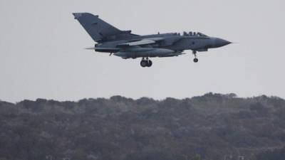 Un cazabombardero británico Tornado GR4 aterriza en una base aérea en la ciudad chipriota de Limasol en esta foto de archivo.