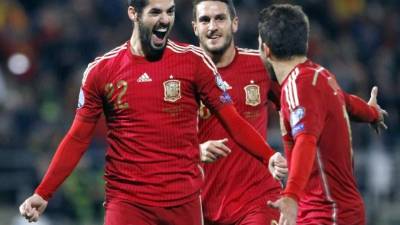 Spain's midfielder Isco runs with the ball during the international friendly football match of Germany vs Spain in Duesseldorf, western Germany, on March 23, 2018, in preparation of the 2018 Fifa World Cup. / AFP PHOTO / Patrik STOLLARZ