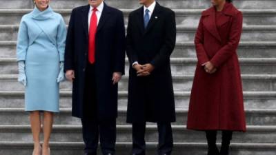 Donald Trump vistió de azul marino concorbata roja, su distintivo; mientras que Barack Obama le apostó al negro con corbata azul.