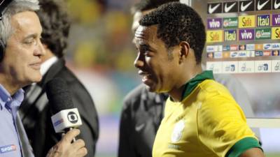 Robinho dando declaraciones al final del amistoso contra Honduras.