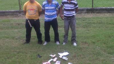 Hoy fueron detenidos en residencial La Joya ubicada en la aldea Dos Caminos en Villanueva, Cortés, los ciudadanos: Osman Monroy, Avisai Ulloa y Yefri Castillo Strever por suponerlos haber asaltado una clínica dental de esa zona.