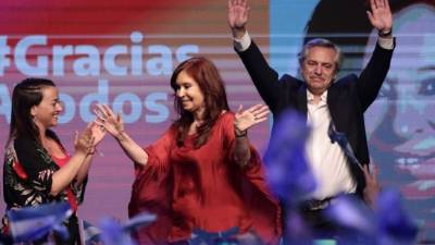 El presidente de Argentina, electo Alberto Fernández (R) y la vicepresidenta Cristina Fernández (C) saludan a los partidarios en la sede del partido en Buenos Aires el 27 de octubre de 2019. El candidato peronista Alberto Fernández ganó las elecciones presidenciales de Argentina en la primera vuelta venciendo a Mauricio Macri. / AFP /