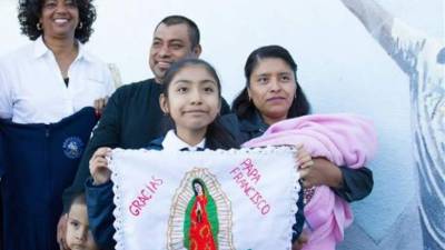 Jersey Vargas muestra un manto que pretende regalar al papa Francisco. EFE