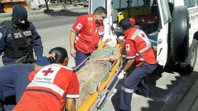 El momento en que Ivis Roberto Morales Ventura es trasladado por miembros de la Cruz Roja al Hospital Escuela.