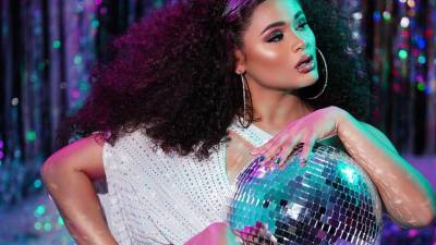 La intérprete catracha Cesia Sáenz dijo que está ahorrando.