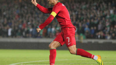 Cristiano Ronaldo corre a celebrar uno de sus goles ante Irlanda del Norte.