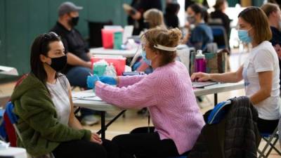 El Gobierno de EEUU también autorizará la vacuna de Pfizer para adolescentes de 12 a 15 años, con el objetivo de agilizar el proceso de inoculación. Foto: EFE