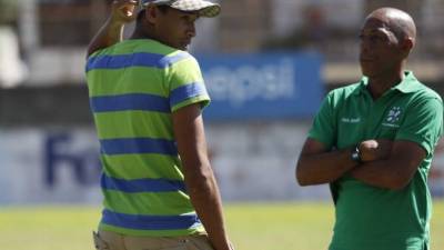 Momento en que Sandro conversaba con Guillermo Bernárdez, timonel de los escualos.