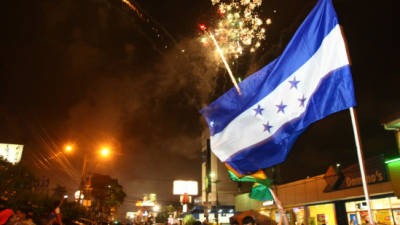 Ciudadanos hondureños celebran la clasificación de su equipo al mundial de fútbol Brasil 2014 hoy, martes 15 de octubre de 2013, en San Pedro Sula.
