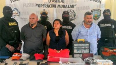 En el operativo les decomisaron dos armas de fuego y supuesta cocaína entre otros.