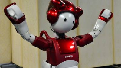 Emiew es un pequeño robot rojo y blanco de 80 centímetros.